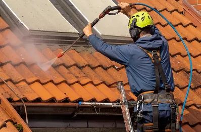 Démoussage et hydrofuge de toiture à Issans